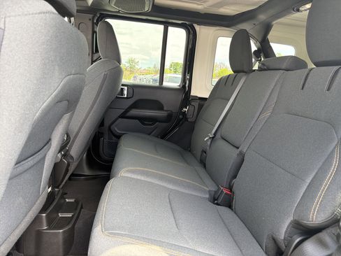 Used 2025 Jeep Wrangler Unlimited Sahara AWD/4WD image 15