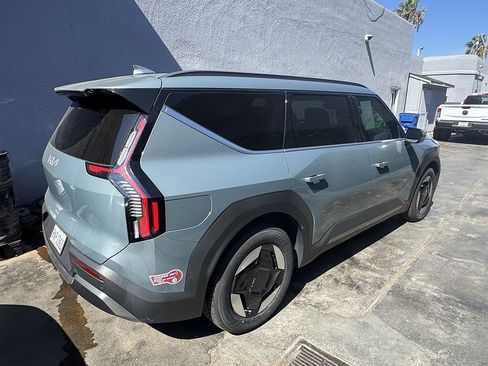 Used 2024 Kia EV9 Wind AWD/4WD image 3