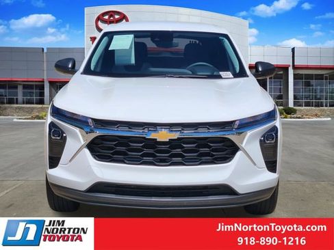 Used 2025 Chevrolet Trax LS FWD image 2