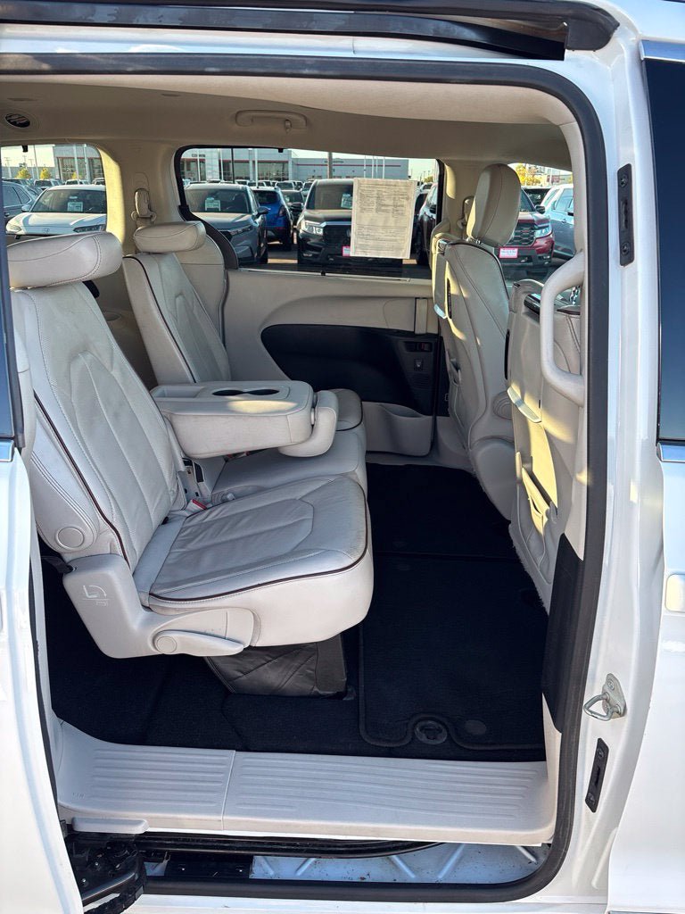 Used 2018 Chrysler Pacifica Limited FWD image 31