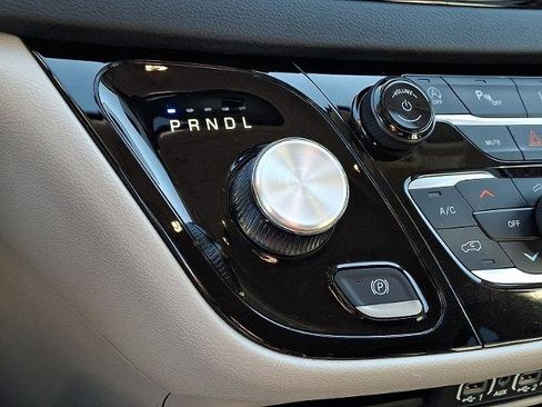 Used 2023 Chrysler Pacifica Touring-L image 15