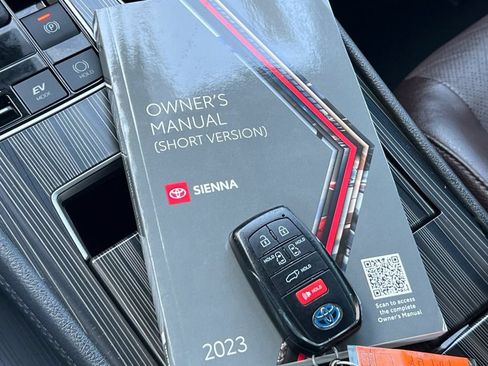 Certified 2023 Toyota Sienna Platinum FWD image 12