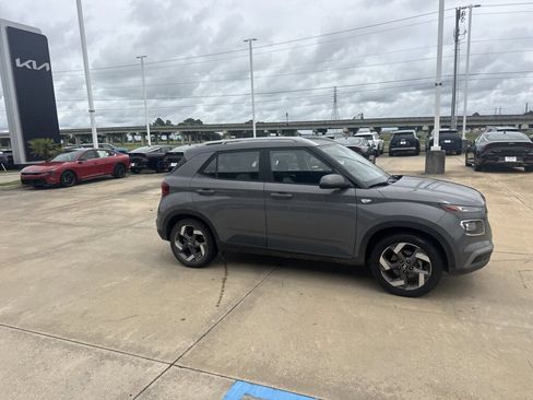 Used 2023 Hyundai Venue SEL FWD image 13