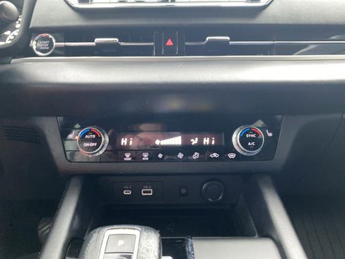 Used 2022 Mitsubishi Outlander SE image 3