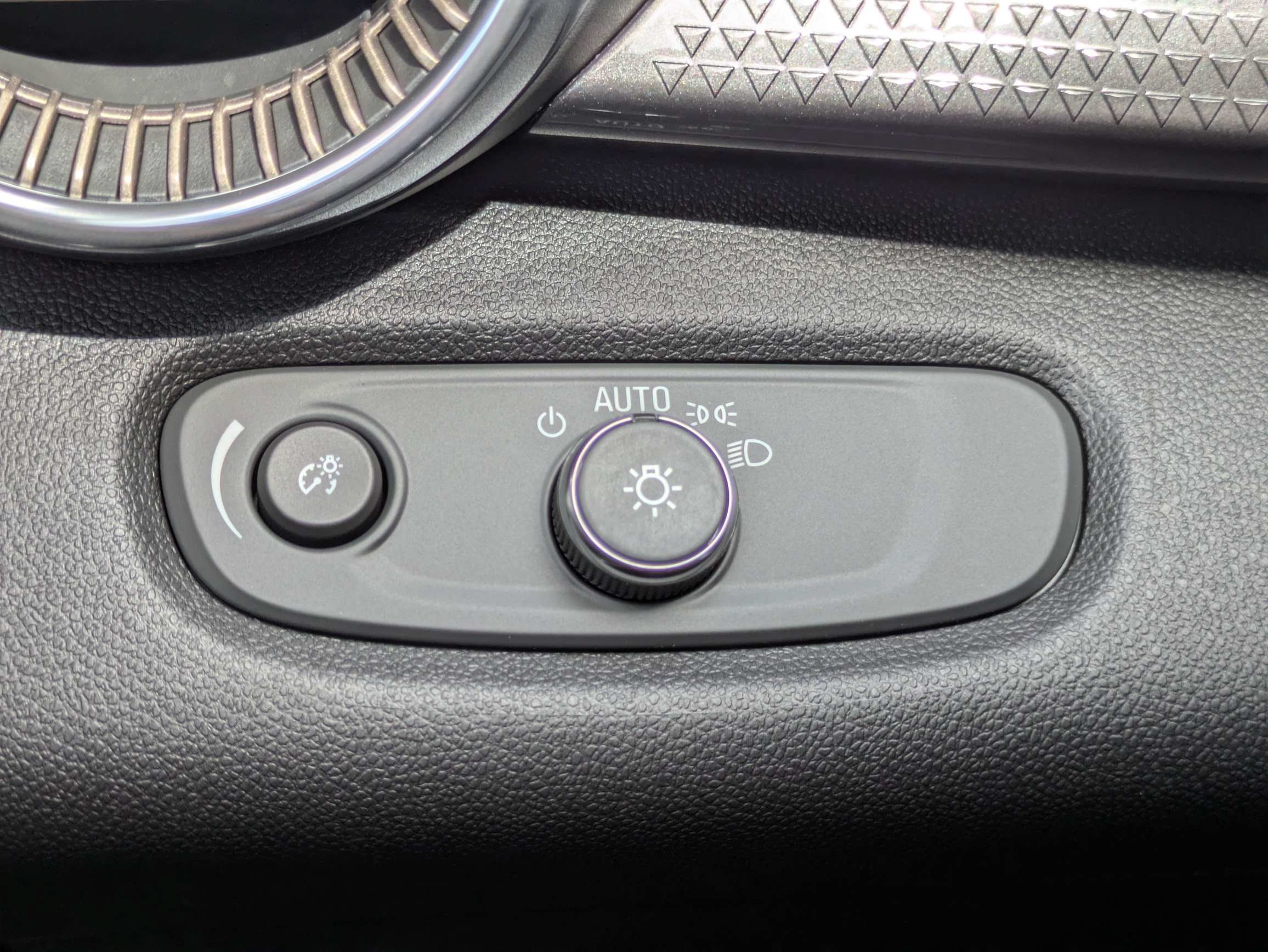 New 2026 Chevrolet Trax ACTIV w/ Sunroof Package FWD image 15