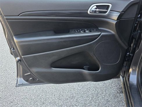 Used 2019 Jeep Grand Cherokee Laredo image 28