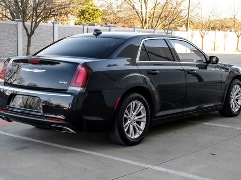 Used 2017 Chrysler 300 Limited w/ Value Package image 4
