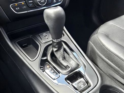 Used 2019 Jeep Cherokee Limited FWD image 11