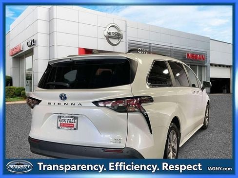 Used 2023 Toyota Sienna XLE FWD image 6