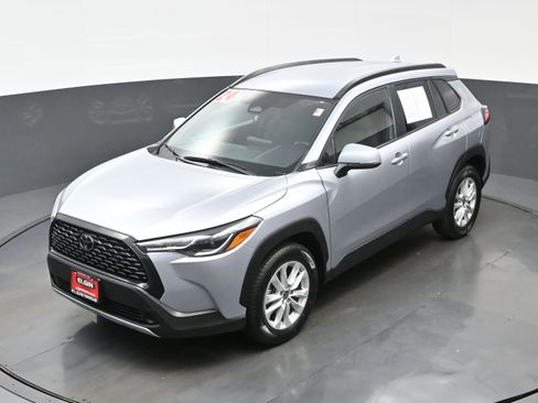 Used 2024 Toyota Corolla Cross LE image 35