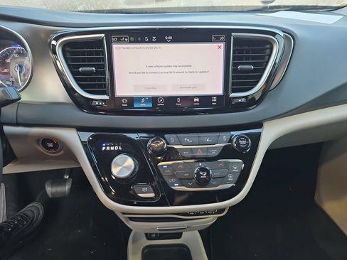 Used 2024 Chrysler Pacifica Touring-L FWD image 8