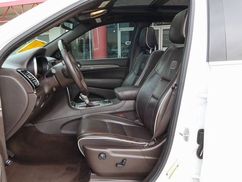 Used 2019 Jeep Grand Cherokee Overland AWD/4WD image 7