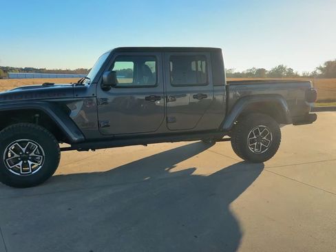 New 2025 Jeep Gladiator Rubicon w/ Convenience Group AWD/4WD image 5