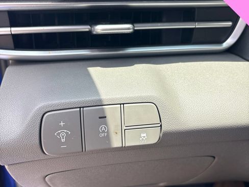 Certified 2025 Hyundai Elantra SE FWD image 9