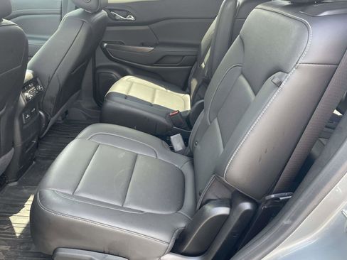 Used 2023 GMC Acadia SLT w/ Technology Package FWD image 13