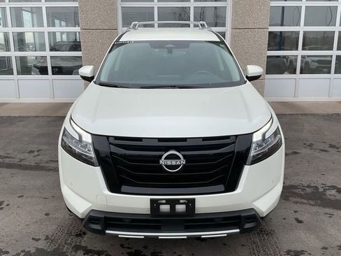 Used 2024 Nissan Pathfinder SL w/ Black Appearance Package AWD/4WD image 2
