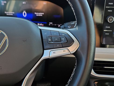 Certified 2025 Volkswagen Taos SE image 17