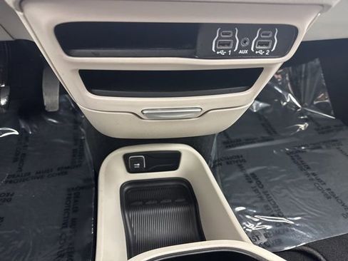 Used 2024 Chrysler Pacifica Touring-L image 25