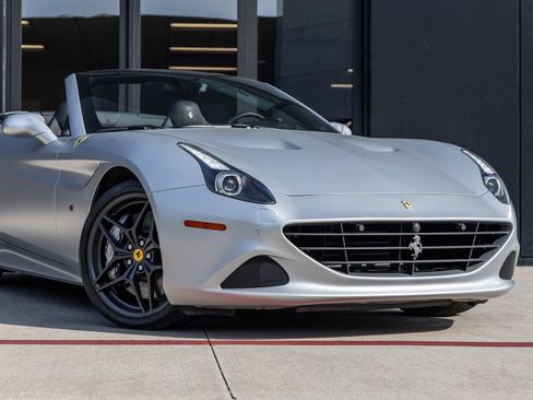 Used 2015 Ferrari California T image 5
