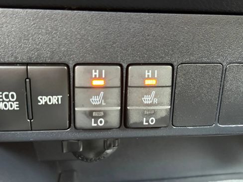 Used 2018 Toyota RAV4 XLE AWD/4WD image 24