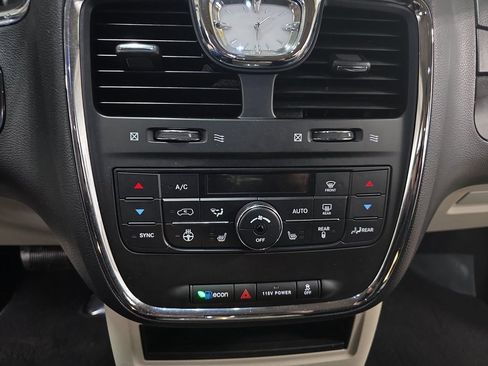 Used 2015 Chrysler Town & Country Touring-L w/ Driver Convenience Group image 25