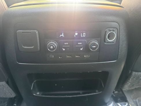 Used 2019 Chevrolet Suburban Premier RWD image 17
