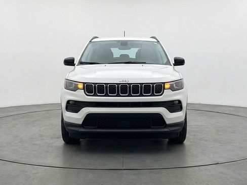 Used 2025 Jeep Compass Latitude AWD/4WD image 2