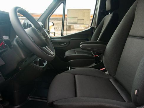 Used 2024 Mercedes-Benz Sprinter 2500 image 34