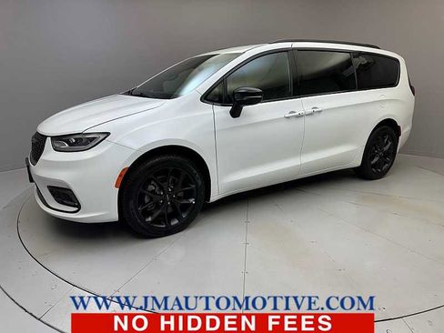 Used 2024 Chrysler Pacifica Touring-L w/ S Appearance Package AWD/4WD image 1
