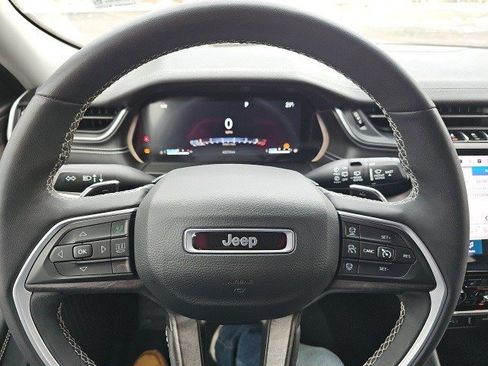 Used 2023 Jeep Grand Cherokee Limited image 22