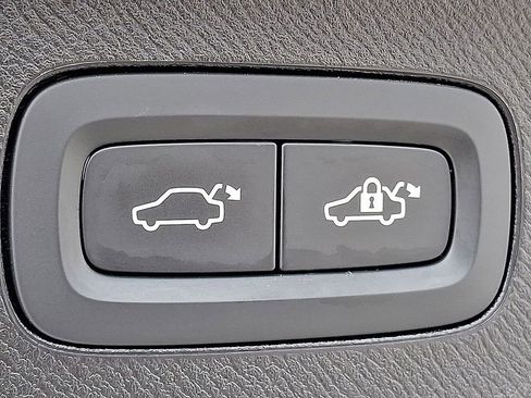 Used 2025 Volvo XC90 B5 Plus w/ Protection Package Premier image 22