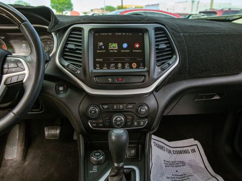 Used 2018 Jeep Cherokee Overland AWD/4WD image 15