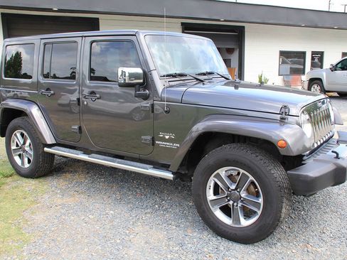 Used 2016 Jeep Wrangler Unlimited Sahara w/ Dual Top Group AWD/4WD image 10