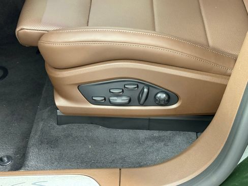 Certified 2025 Porsche Macan 4S Electric AWD/4WD image 14