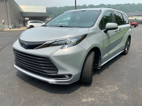 Used 2024 Toyota Sienna XLE Woodland Edition AWD/4WD image 5