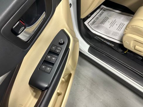 Used 2019 Toyota Highlander XLE AWD/4WD image 9