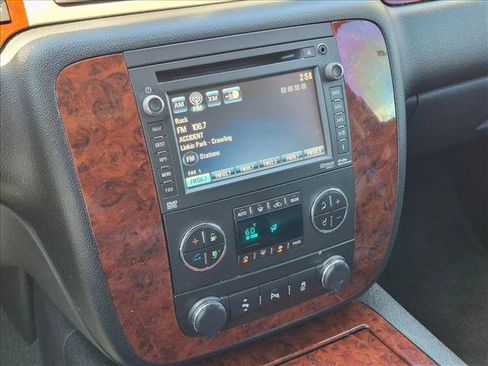 Used 2014 Chevrolet Suburban LTZ RWD image 13
