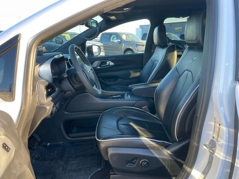 Used 2025 Chrysler Pacifica Limited FWD image 7