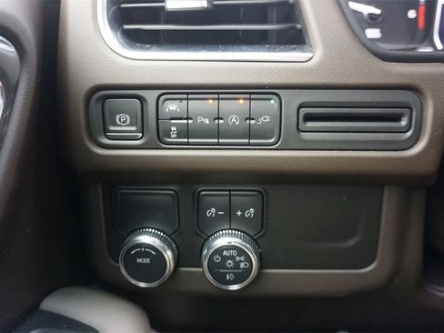 Used 2021 GMC Yukon SLT w/ SLT Premium Package image 5