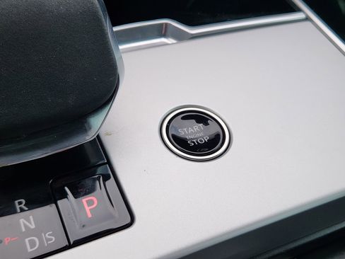 Certified 2025 Land Rover Range Rover SE image 21