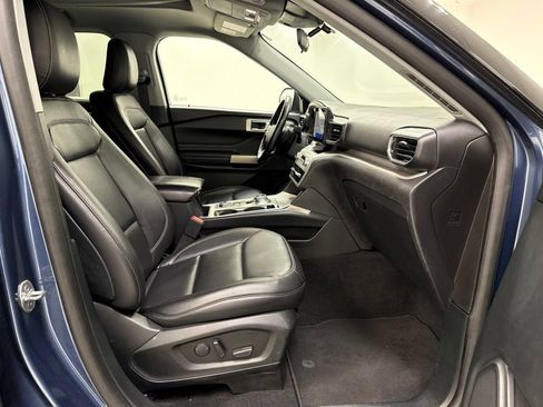 Used 2020 Ford Explorer XLT w/ Equipment Group 202A AWD/4WD image 30
