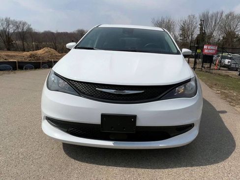 Used 2023 Chrysler Voyager LX image 3