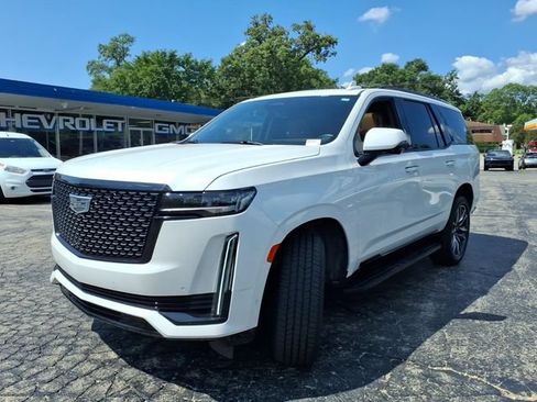 Used 2023 Cadillac Escalade Premium Luxury w/ LPO, Illumination Package AWD/4WD image 13