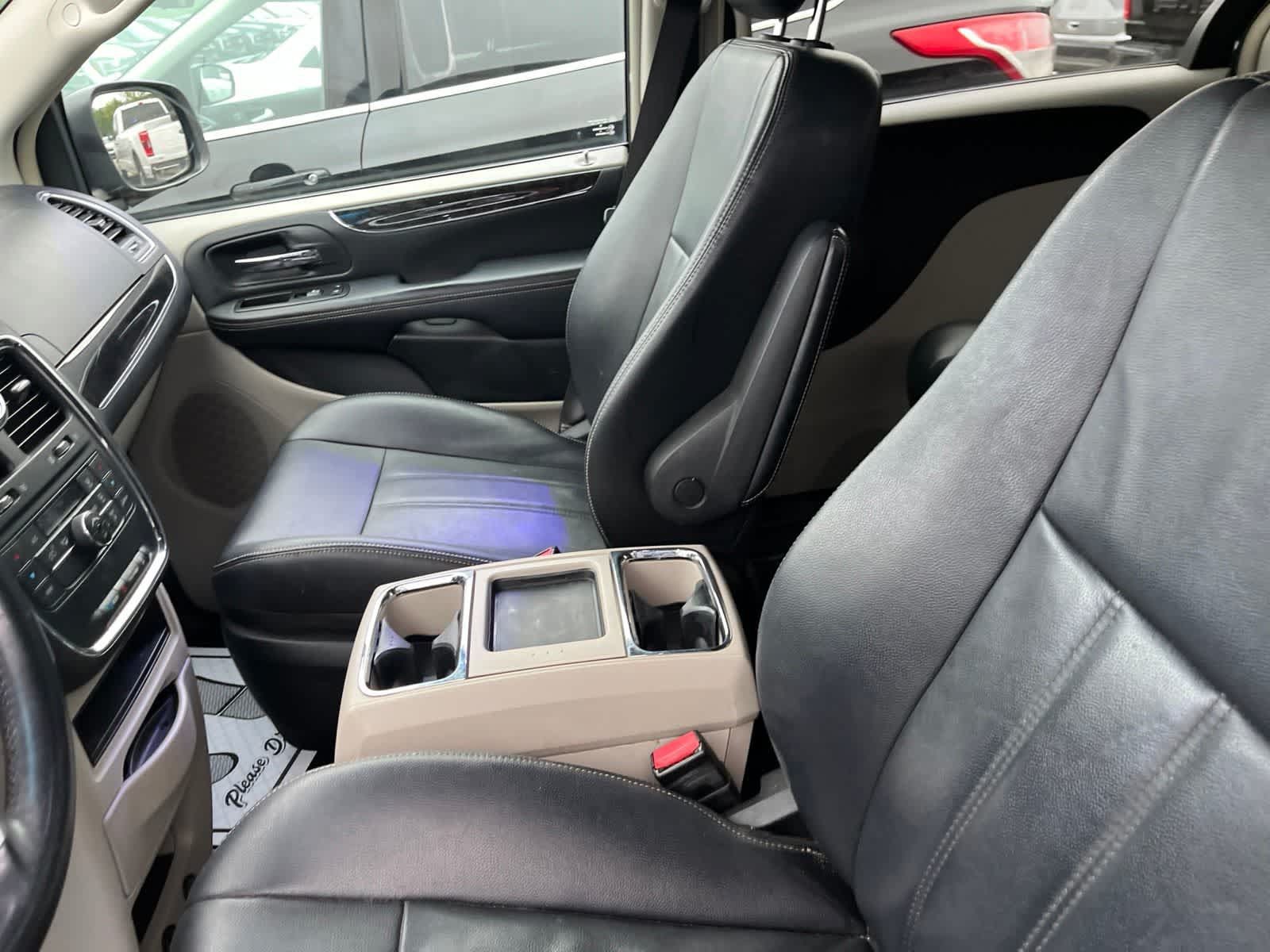 Used 2013 Chrysler Town & Country Touring FWD image 22