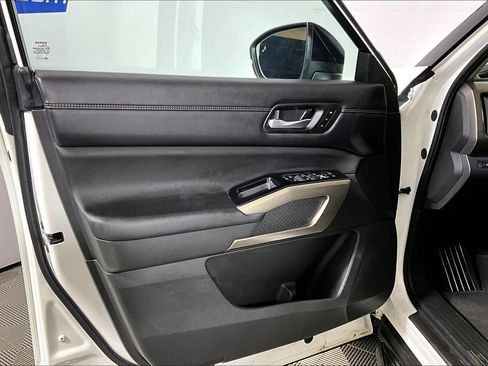 Used 2023 Nissan Pathfinder Platinum w/ Lighting Package (N93) FWD image 18