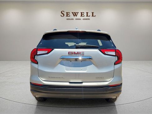 Used 2022 GMC Terrain SLE w/ Driver Convenience Package FWD image 4