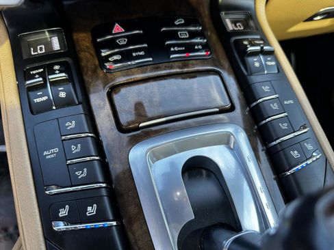 Used 2018 Porsche Cayenne Platinum Edition w/ Premium Package image 37