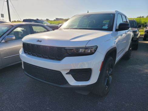 Used 2024 Jeep Grand Cherokee Altitude RWD image 3