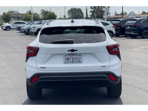 Used 2024 Chevrolet Trax RS w/ Sunroof Package FWD image 4