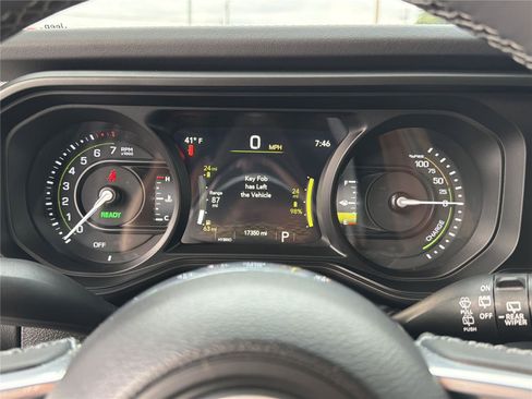 Used 2025 Jeep Wrangler Sahara image 28